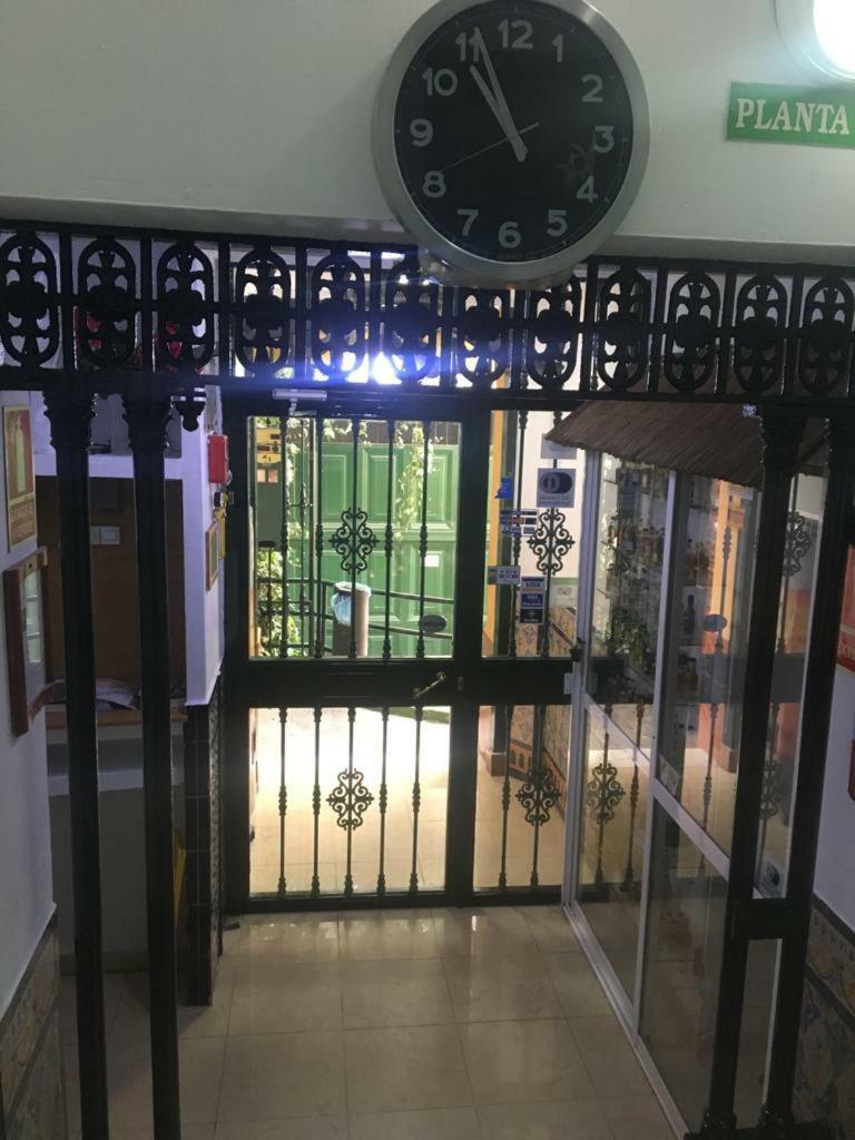 Hostal Alcobia Севилья Экстерьер фото