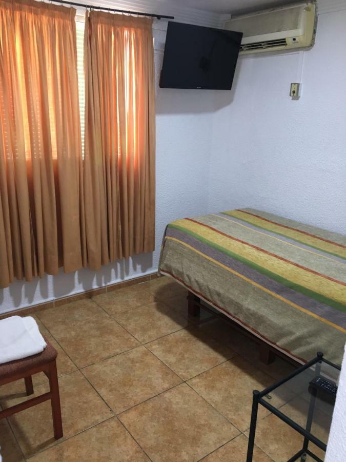 Hostal Alcobia Севилья Экстерьер фото